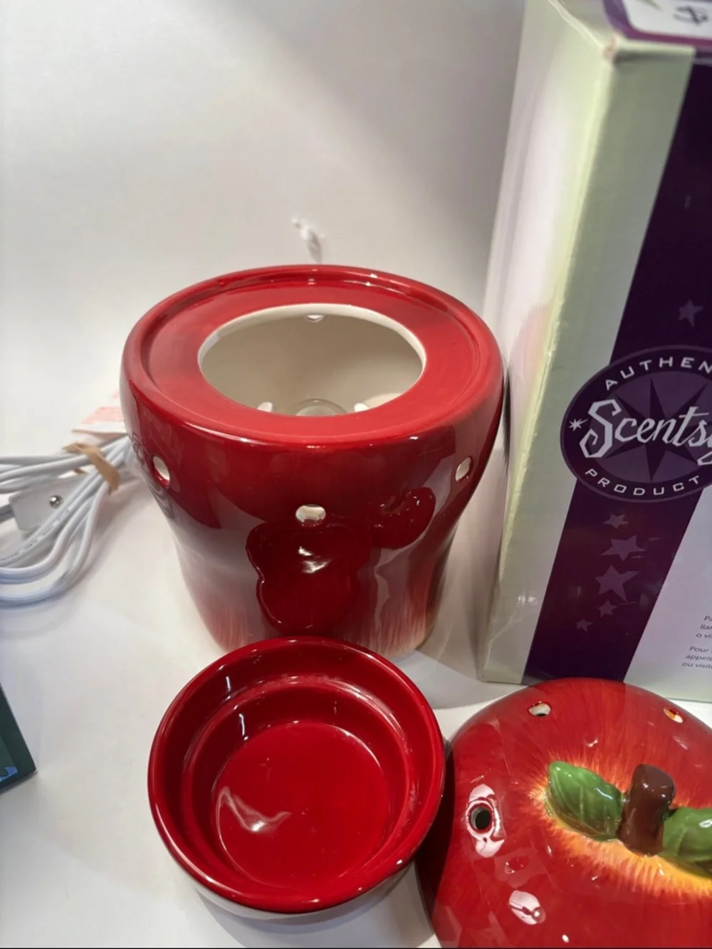 Scentsy Apple Ceramic Warmer - Red with Green Leaves - Picture 3 of 6